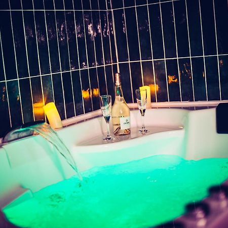Love Room Du Mont D'Or - Baignoire Spa - Minibar Offert Marseille Exteriér fotografie