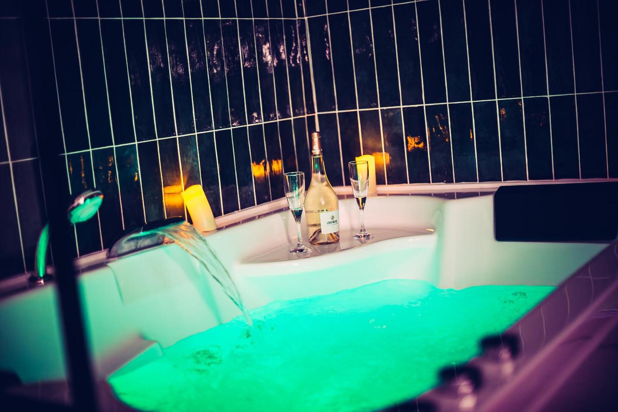 Love Room Du Mont D'Or - Baignoire Spa - Minibar Offert Marseille Exteriér fotografie